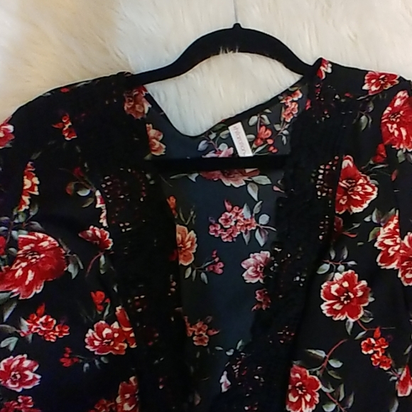 Floral blouse with lace trim - Picture 2 of 2